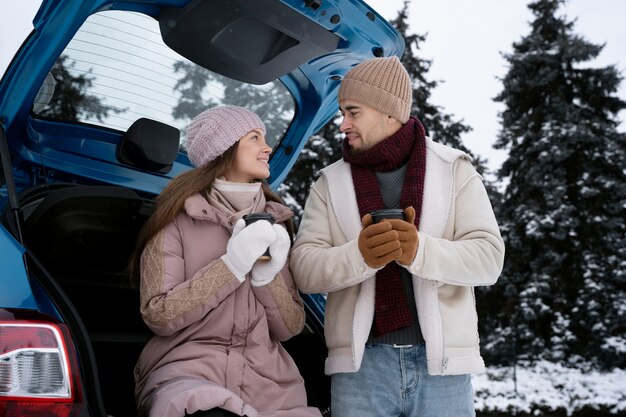 Un couple heureux à l'extérieur.