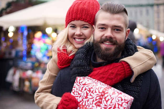 Couple heureux avec grand coffret cadeau