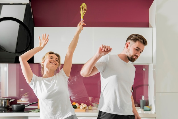 Couple heureux à l'intérieur couchait