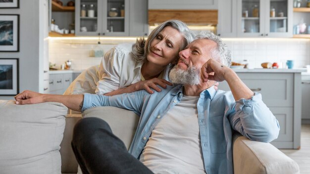 Couple heureux à l'intérieur coup moyen