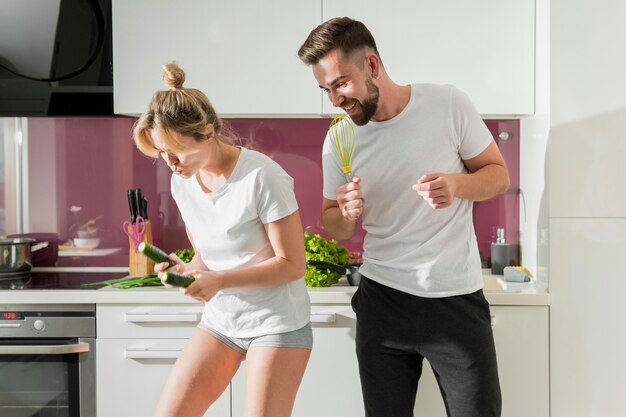 Couple heureux à l'intérieur s'amuser