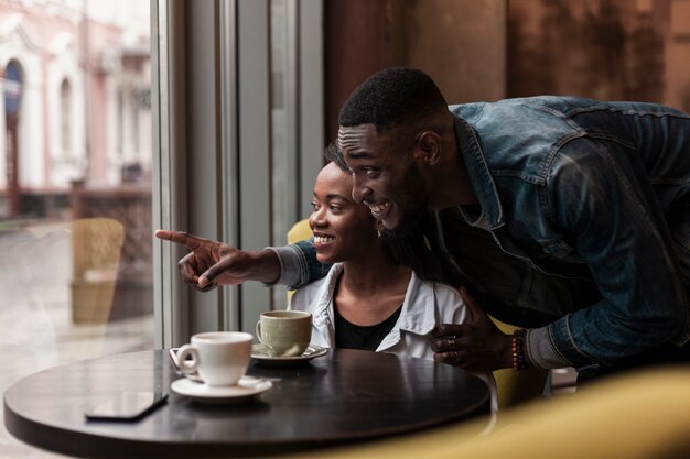 Couple heureux à l'intérieur