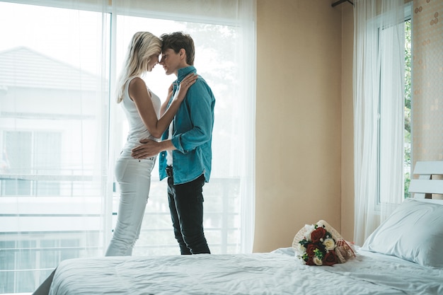 Couple heureux jouant ensemble dans la chambre