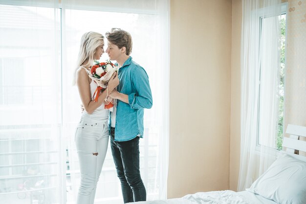 Couple heureux jouant ensemble dans la chambre