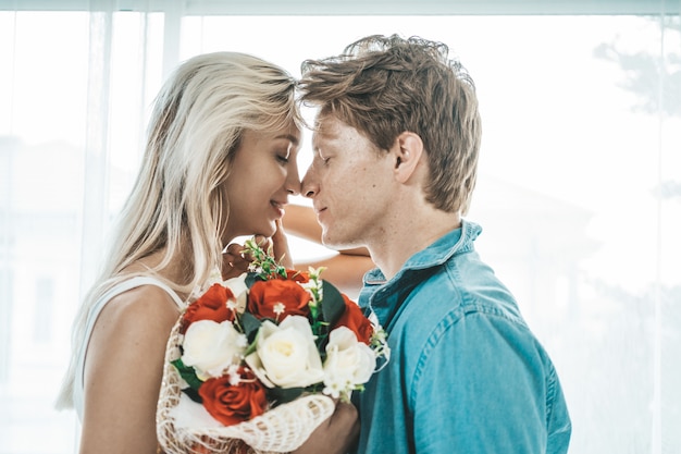 Couple heureux jouant ensemble dans la chambre