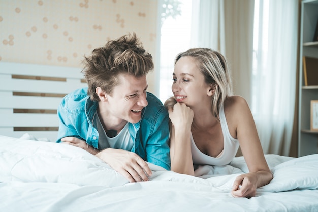 Couple heureux jouant ensemble dans la chambre