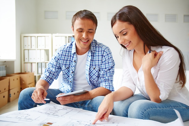 Photo gratuite couple heureux avec leur future construction