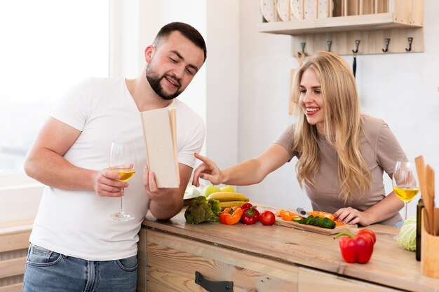 Couple heureux en lisant un livre ensemble