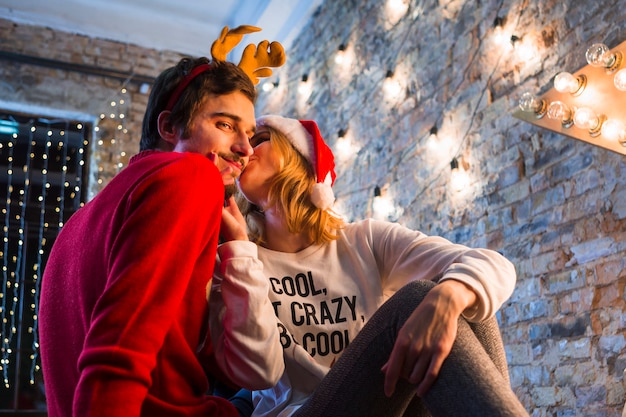 Photo gratuite couple heureux à noël