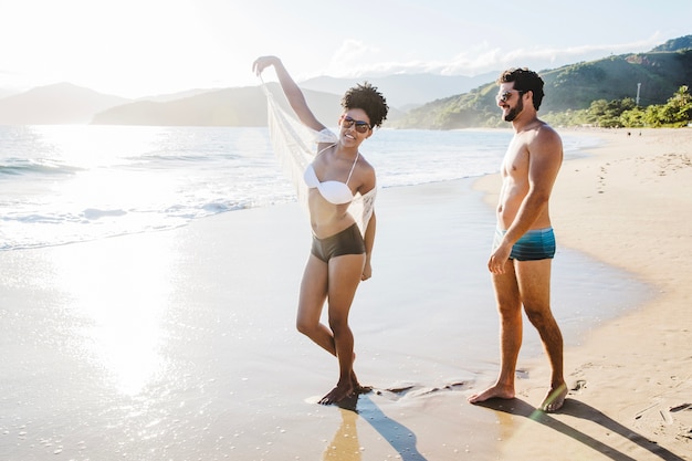 Couple heureux à la plage