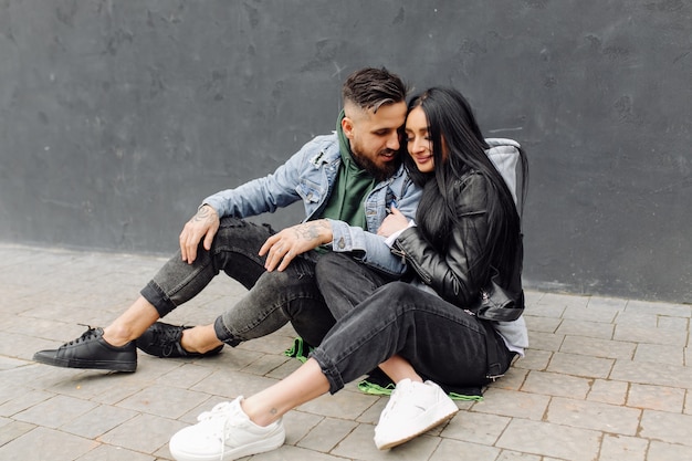 Couple heureux en plein air amoureux posant près de café