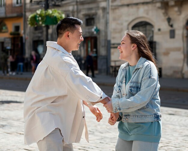 Couple heureux en plein air coup moyen