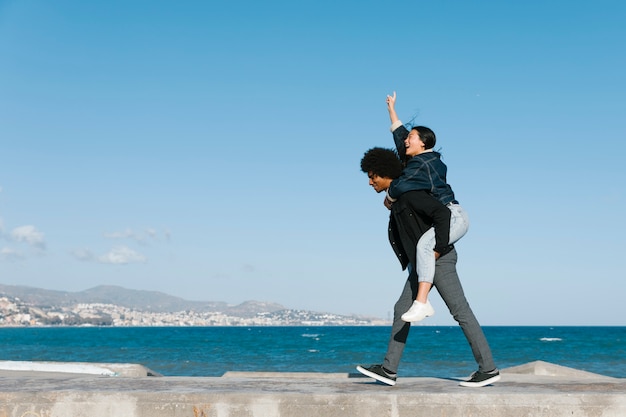 Couple heureux en plein air