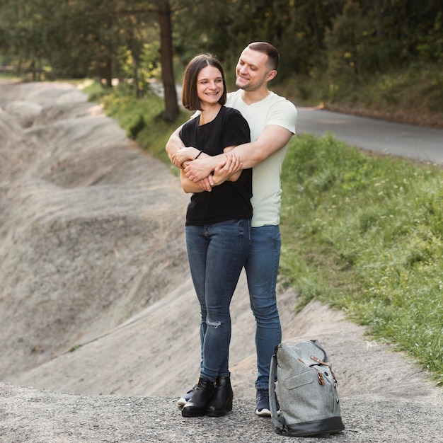 Photo gratuite couple heureux plein coup dans la nature