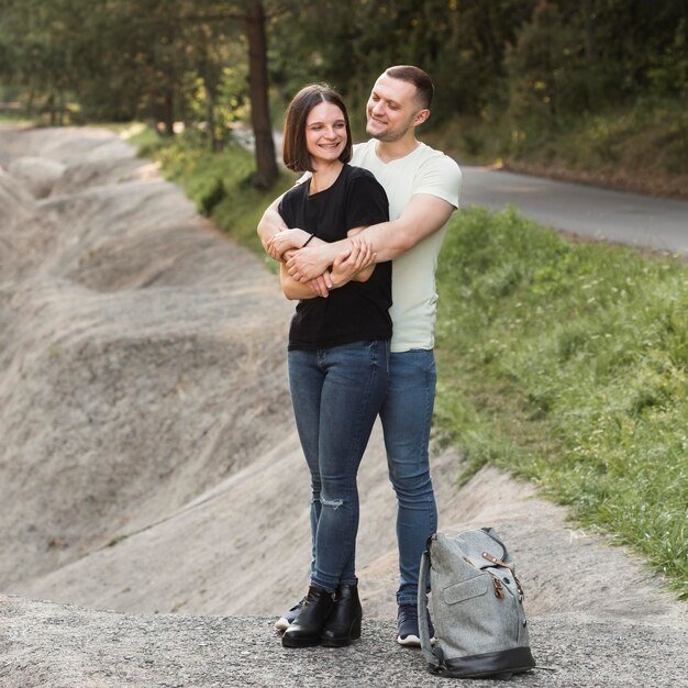 Couple heureux plein coup dans la nature