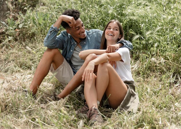 Couple heureux plein coup à l'extérieur