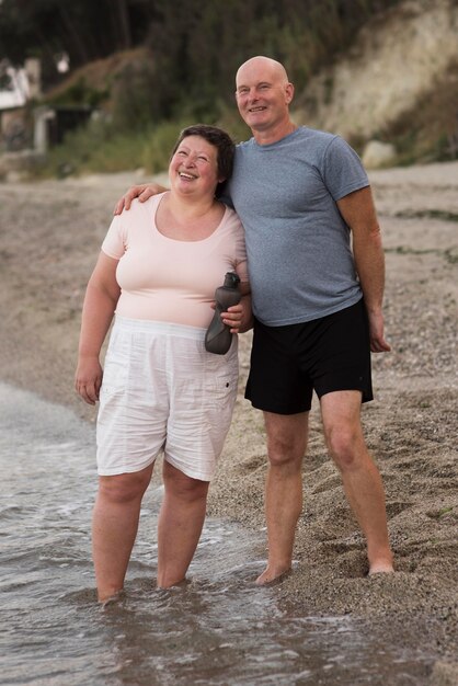 Couple heureux plein coup à la plage