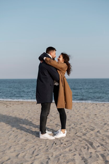 Couple heureux plein coup sur la plage