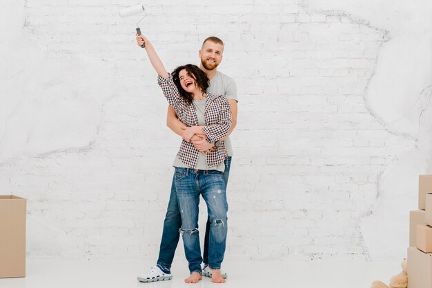 Couple heureux posant dans un nouvel appartement