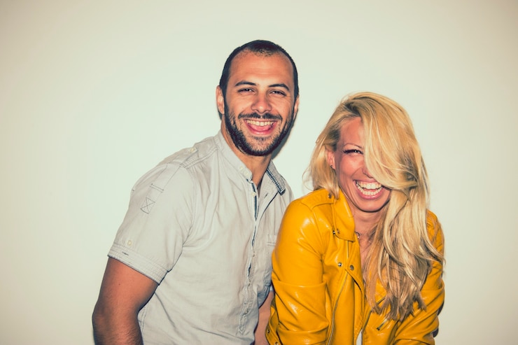 Photo gratuit un couple heureux posant.