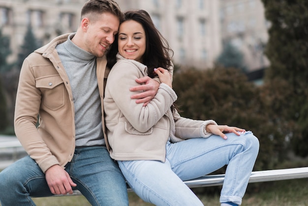 Couple heureux, poser, quoique, dehors, promenade