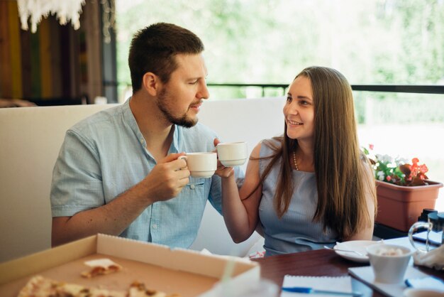 Couple heureux prenant son petit déjeuner avec café