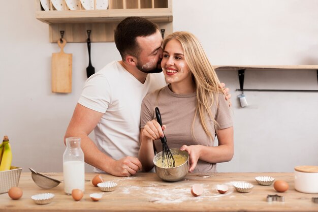 Un couple heureux qui cuisine ensemble.