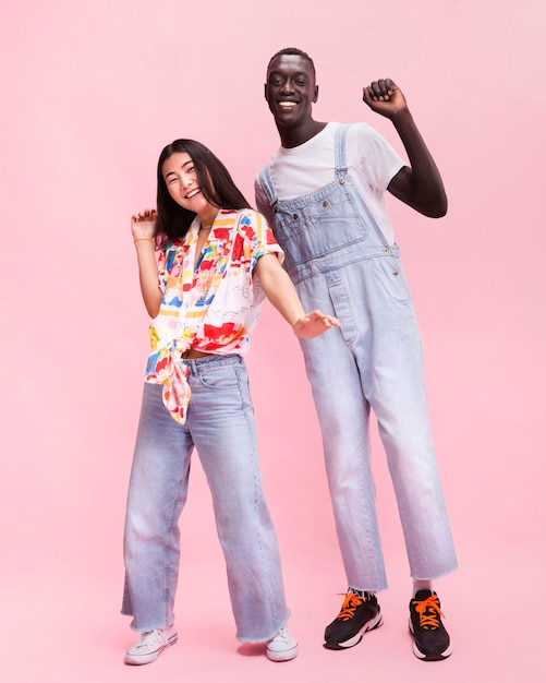 Couple heureux qui pose en studio