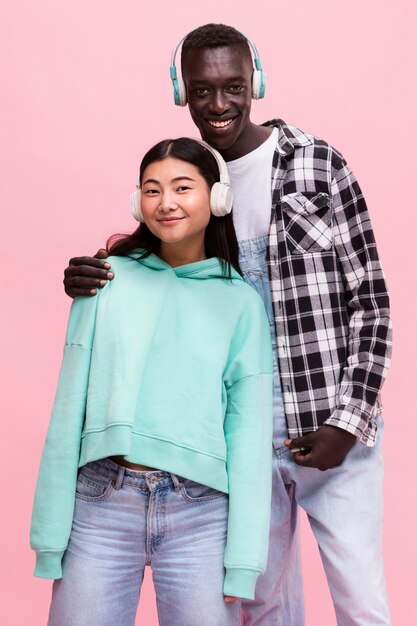 Couple heureux qui pose en studio