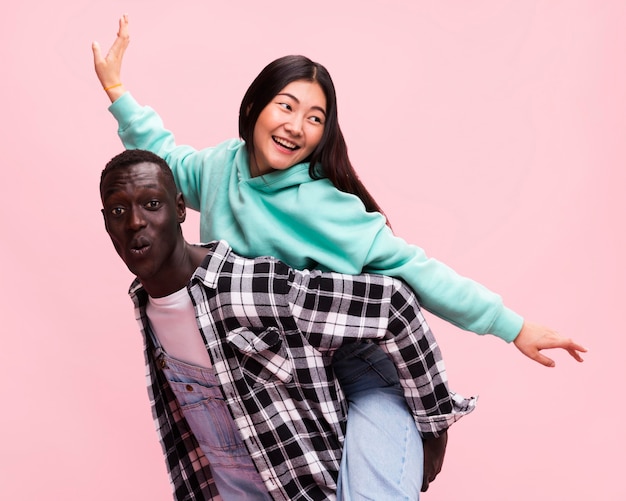 Couple heureux qui pose en studio