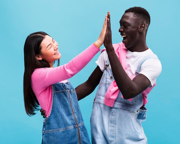 Photo gratuite couple heureux qui pose en studio