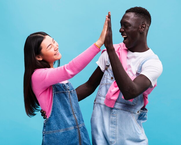 Couple heureux qui pose en studio