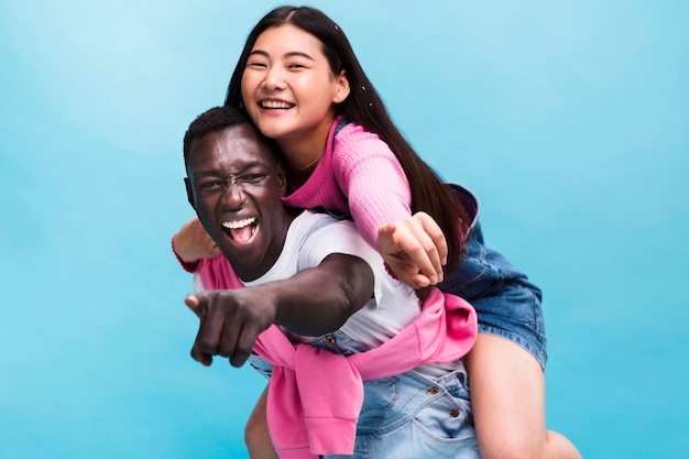 Couple heureux qui pose en studio