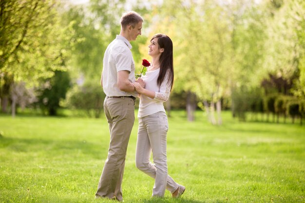 Couple heureux regardant les uns les autres dans le parc