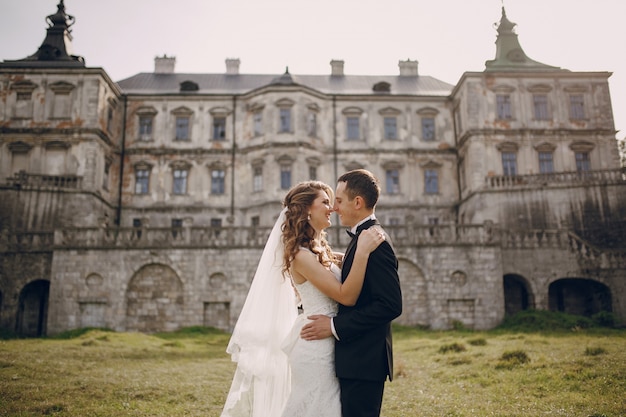 Couple heureux regardant les uns les autres avec fond vieux bâtiment