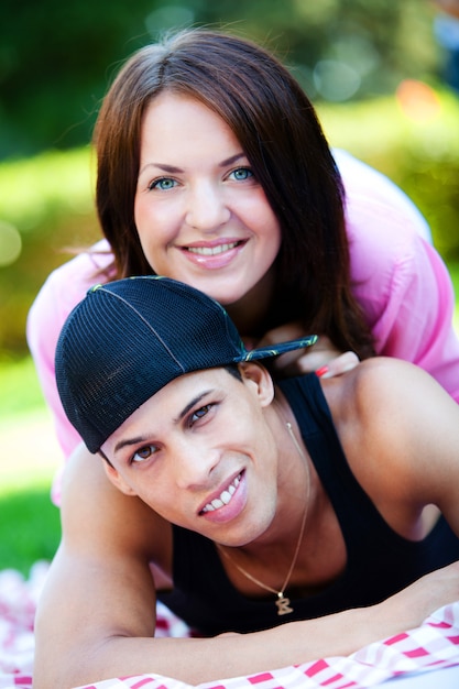 Photo gratuite couple heureux se détendre dans le parc