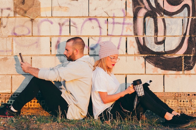 Couple de hipster se détendre à l&#39;extérieur