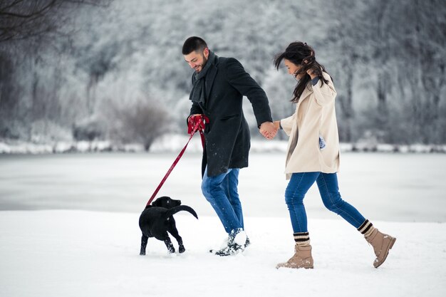 Couple en hiver dans la rue avec un chien