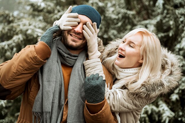 Couple en hiver femme couvrant son visage de petit ami