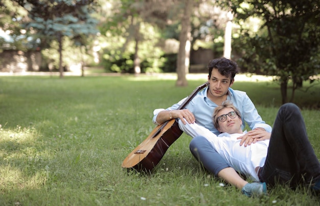 Couple homosexuel dans le parc