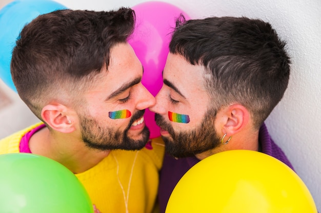 Photo gratuite couple homosexuel souriant et la liaison