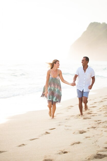 Un couple insouciant bénéficiant du temps de vacances