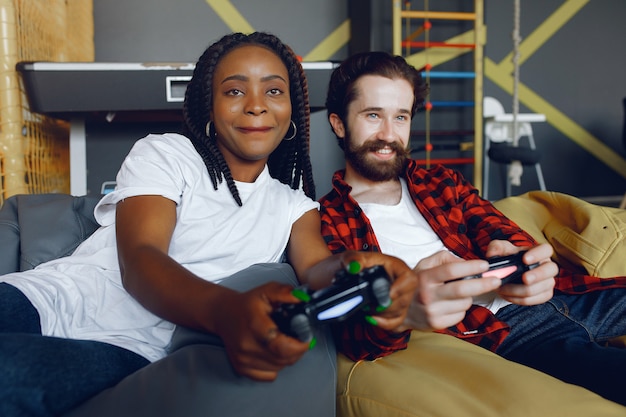 Couple international jouant à des jeux vidéo