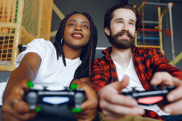 Couple international jouant à des jeux vidéo