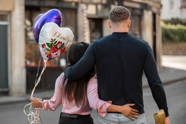 Couple interracial célébrant la Saint-Valentin