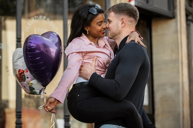 Photo gratuite couple interracial célébrant la saint-valentin