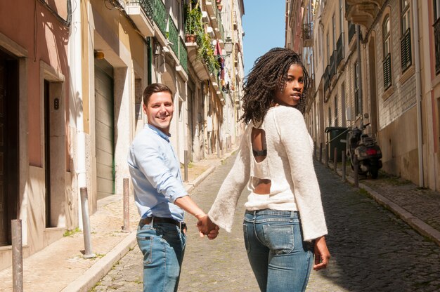 Couple interracial douce debout pour la caméra