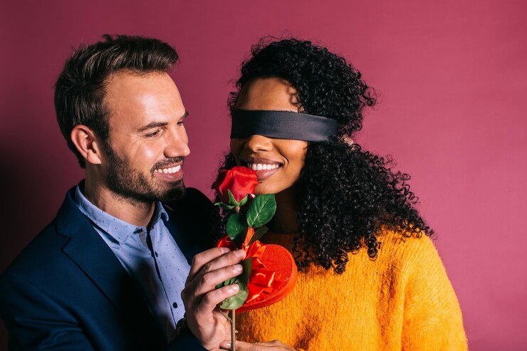 Couple interracial ensemble sur fond rose