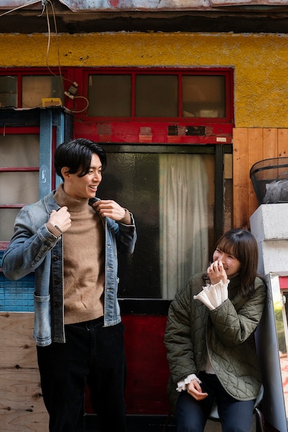 Un couple japonais passe du temps ensemble