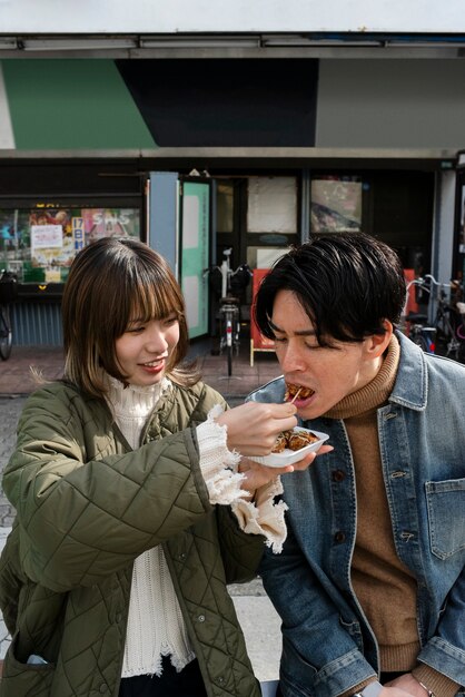 Un couple japonais passe du temps ensemble